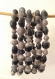 Au choix : bracelet 1 tour en perles de papier recyclé taupe et noir, longueur 20cm. 