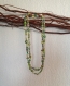 Collier de type sautoir en perles de papier vert, longueur 115 cm 
