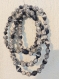 Sautoir 114 cm ou collier 2 tours en perles de papier recyclé marine et blanc.