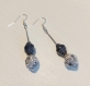 Boucles d’oreilles pendantes en papier recyclé marine et blanc, support en métal argenté.