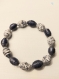 Au choix : bracelet 1 tour en perles de papier recyclé marine et blanc, longueur environ 20cm. 