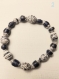 Au choix : bracelet 1 tour en perles de papier recyclé marine et blanc, longueur environ 20cm. 