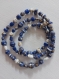 Collier en perles de papier recyclé bleu or et blanc. longueur 74cm. 