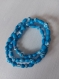  	parure  composée d’un bracelets 3 tours en perles de papier recyclé bleu et blanc, de boucles d’oreille faites dans du papier recyclé bleu et blanc et de boutons de manchette en papier recyclé bleu et blanc. 