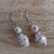 Boucles d’oreilles pendantes en papier recyclé blanc et or, support en métal argenté. pendants pour oreilles percées longueur totale 5.5 cm