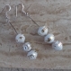 Boucles d’oreilles pendantes en papier recyclé blanc et or, support en métal argenté. pendants pour oreilles percées longueur totale 6.5 cm