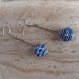 Boucles d’oreilles pendantes en papier recyclé bleu, blanc et or, support en métal argenté. pendants pour oreilles percées longueur totale 6.5cm