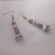 Boucles d’oreilles pendantes en papier recyclé gris clair et rose pale, support en métal argenté. pendants pour oreilles percées longueur totale 6.5 cm