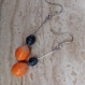 Boucles d’oreilles pendantes en papier recyclé orange et noir, support en métal argenté. pendants pour oreilles percées longueur totale 6.5 cm