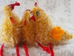 Poule tricotée jaune et rouge