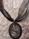 Collier ruban noir avec pendentif cabochon antique.