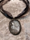 Collier ruban noir avec pendentif cabochon antique.