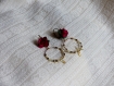 Boucles d'oreilles créoles* perles blanches/dorées* rose en papier