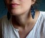 Boucles d'oreilles* plume* feuille macramé* bleu moucheté