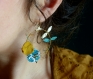 Boucles d'oreilles créoles fleuries* couronnes de fleurs* moutarde/ turquoise