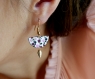 Boucles d'oreilles dessinées à la main* demi-lune* mini* fleurs roses
