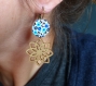Boucles d'oreilles* fleurs en bois découpé* pastille dessinée main* liberty bleu
