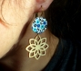 Boucles d'oreilles* fleurs en bois découpé* pastille dessinée main* liberty bleu