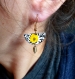 Boucles d'oreilles dessinées à la main* demi-lune* mini* grosse fleur jaune