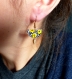 Boucles d'oreilles dessinées à la main* demi-lune* mini* fleurs jaunes