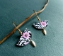 Boucles d'oreilles dessinées à la main* demi-lune* mini* grosse fleur rose