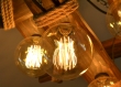 Plafonnier en bois vieilli avec ampoules de type edison 