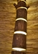 Lampadaire en bois est fait de bûches naturelles