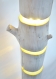 La lampe de sol en bois est faite de bûches naturelles, d'accessoires de plancher