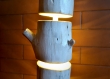 La lampe de sol en bois est faite de bûches naturelles, d'accessoires de plancher