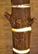 Lampadaire en bois est fait de bûches naturelles
