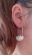 Boucles d'oreille créoles couleur argentée avec perles de rocaille noires et perles en nacre coquillage naturel : elefano nacré