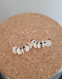Boucles d'oreille créoles couleur argentée avec perles de rocaille noires et perles en nacre coquillage naturel : elefano nacré
