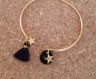 Bracelet jonc en laiton couleur dorée avec pompon noir, breloques sequin noir et étoiles dorées : classy estrella
