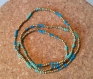 Bracelet chic perles de verre couleur bleue menthe, bleue paon et dorée opaque : le lysocorpe