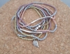 Assortiment de bracelets en perles de rocaille et de verre de toutes les couleurs (ton pastel) avec breloques : le keops