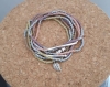 Assortiment de bracelets en perles de rocaille et de verre de toutes les couleurs (ton pastel) avec breloques : le keops