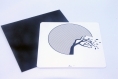 Carte postale « wind » à rayures graphiques noires illustrant un arbre pliant sous le vent 