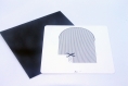 Carte postale « scissors » à rayures graphiques noires illustrant des ciseaux coupant des cheveux
