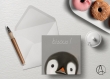 Carte postale « pinguito » illustrée d’un bébé pingouin sur fond gris pastel et texte 