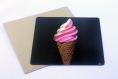 Carte postale « glace à l’italienne » illustrée d’une glace vanille-fraise en cornet