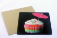 Carte postale « cupcake » illustrée d’un cupcake multicolore sur fond noir