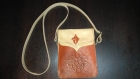 Sacoche / sac à bandoulière en cuir, motif celtique en cuir repoussé