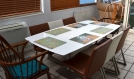 Set de table design original, plastique, esthétique, lavable et résistant - peinture abstraite  - sphères et rectangles au dessus du désert.