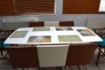 Set de table design original, plastique, esthétique, lavable et résistant - peinture abstraite  - sphères et rectangles au dessus du désert.