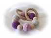 Anneau de préhension, anneau dentition, hochet bébé en perles de bois naturel et crochet violet et parme jouet montessori