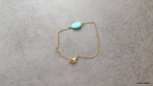 Bracelet chaîne dorée et perle de couleur