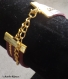 Bracelet doré et suédine imitation cuir bordeaux 