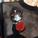 Bijoux en tissus -broche textile bulle de photo:  la femme tatouée