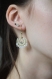Boucles d'oreilles en tissage de perles blanches et or sur estampe strass