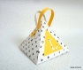 Boite à dragées originale forme triangle, noire et blanche agrémentée de jaune: pour baptême, mariage, communion